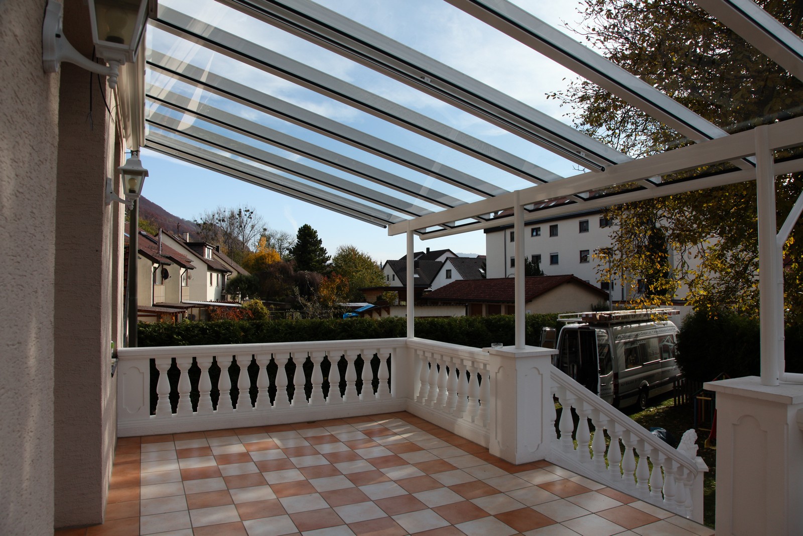 Terrassenüberdachung TerraSmart Elegant-Line mit langen durchgehenden Glasscheiben