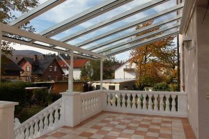 Terrassendach TerraSmart Elegant-Line mit langen ungeteilten Glasscheiben
