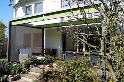 Beschattungssystem Q.bus mit Solaroll SZ11 Senkrechtmarkise in Hannover